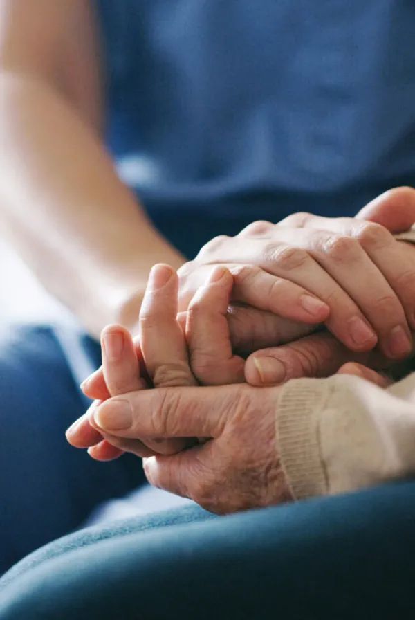 Mains jointes en signe de soutien
